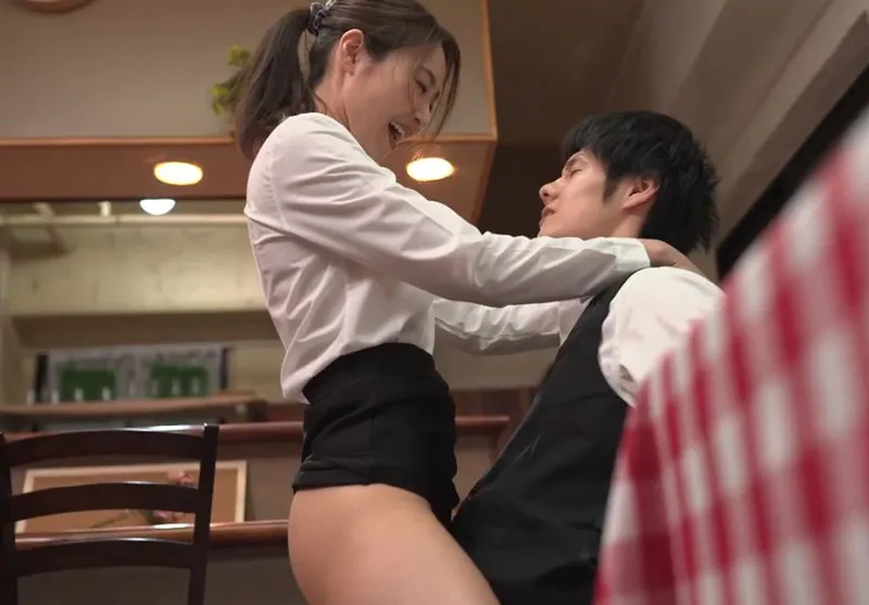 Cậu trai trẻ địt cô nhân viên nữ có chồng nhưng anh xã “yếu”